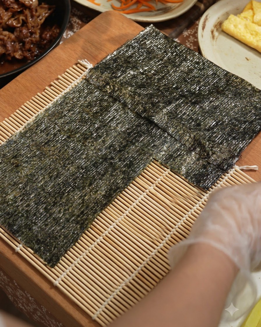炊飯器の内釜に入った洗った白米に水を注いでいる様子