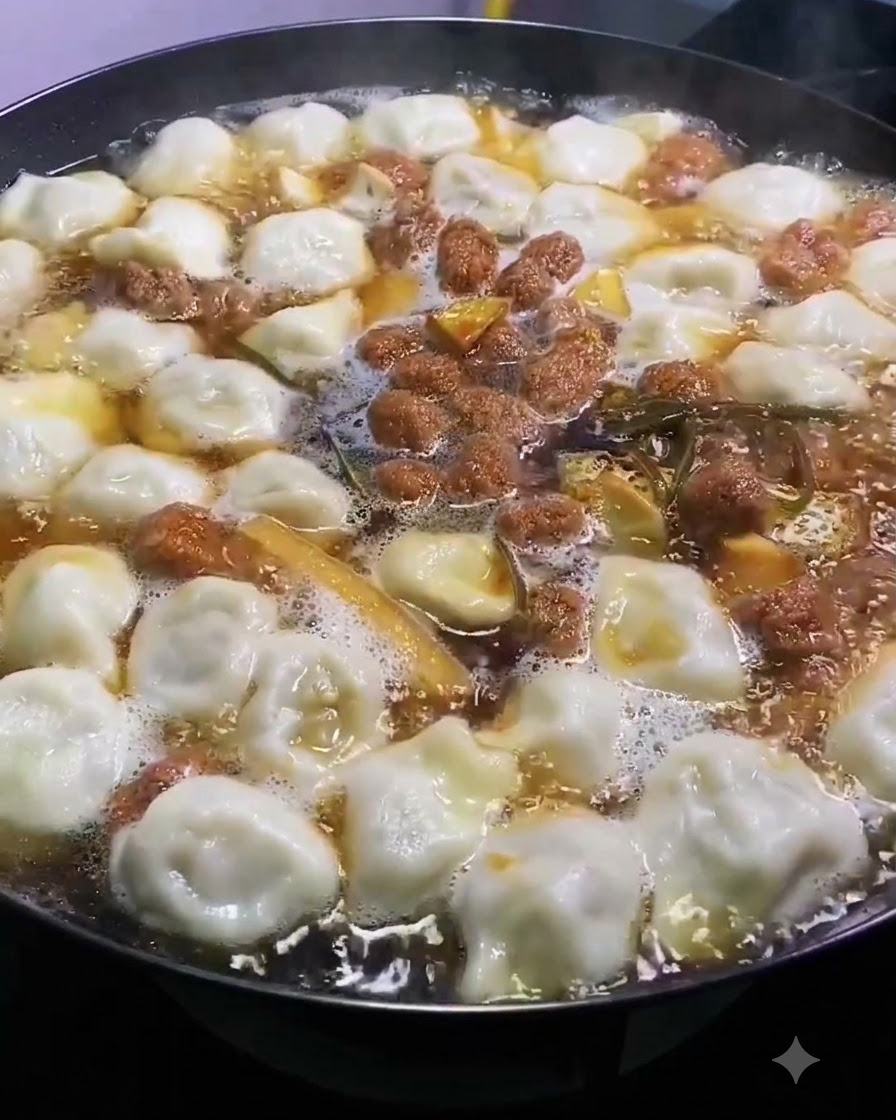 グツグツと煮えるスープと餃子の上に、塩が均等に振りかけられているところ。