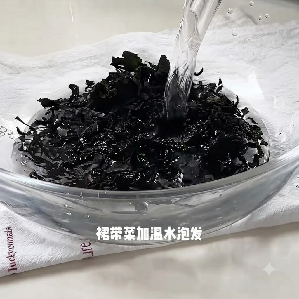 ガラスボウルに入れられた乾燥海草に温かいお湯が注がれ、ふやかされている様子。