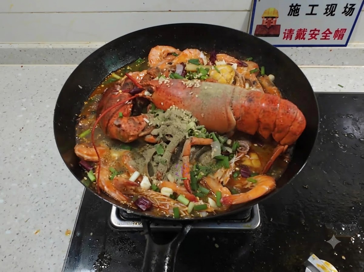 中華鍋に入った海鮮盛り合わせの上に重ねられた乾燥スパイスや青ねぎに、煙が出るほど熱した油を注いでいる様子。