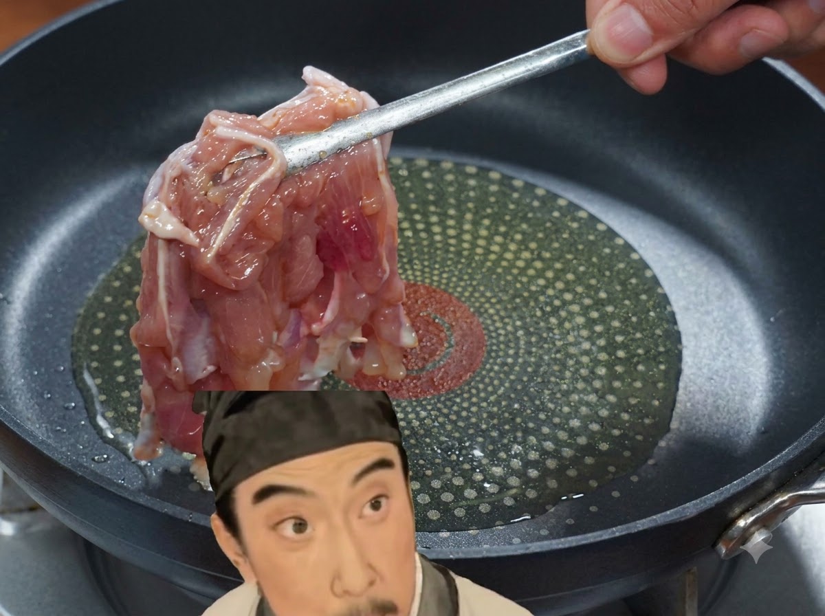 トングを使って、油をひいたフライパンに下味をつけた鶏肉を並べる様子。