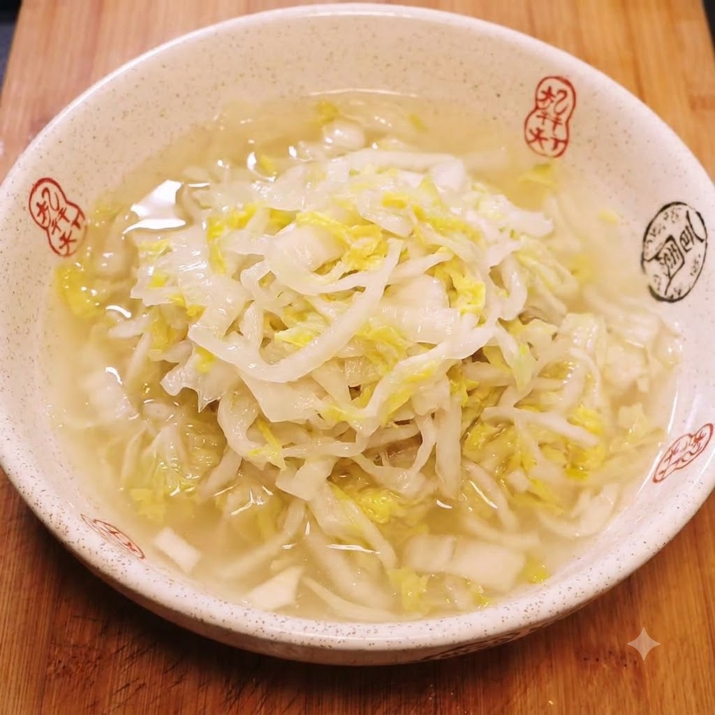水に浸かった千切り高菜が入っている陶器のボウル。