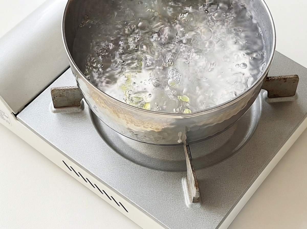 沸騰したお湯の鍋でスパゲッティが茹でられている様子。