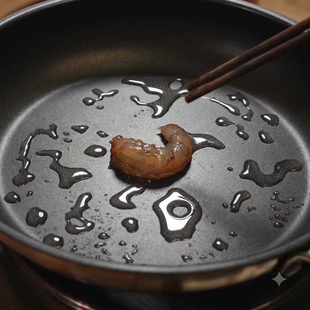 油をひいたフライパンの中で、箸を使って海老の表裏を返している様子