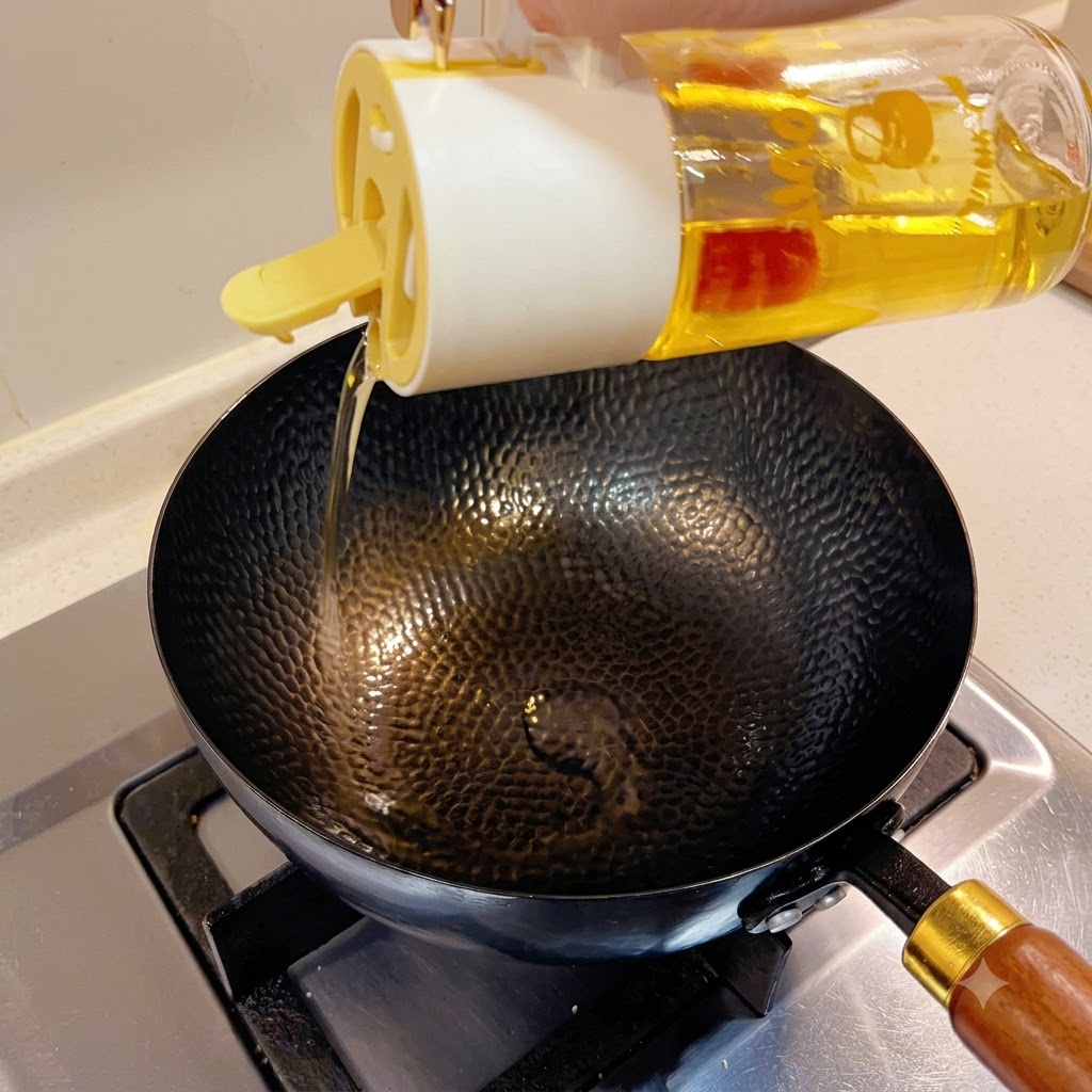 調理油がガラスの容器からコンロ上の黒い打ち出しの中華鍋に注がれている様子。