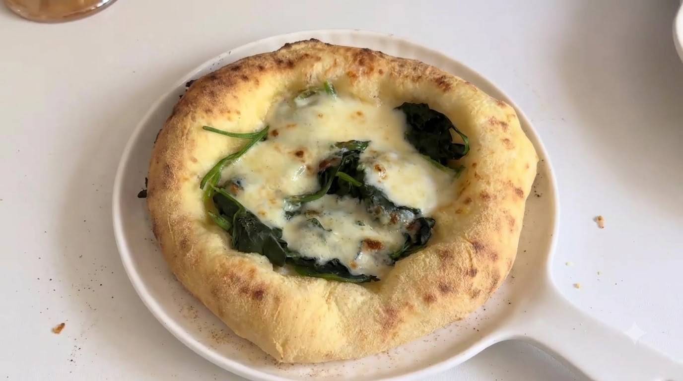 ほうれん草とチーズのベジタリアンピザ（自家製生地）