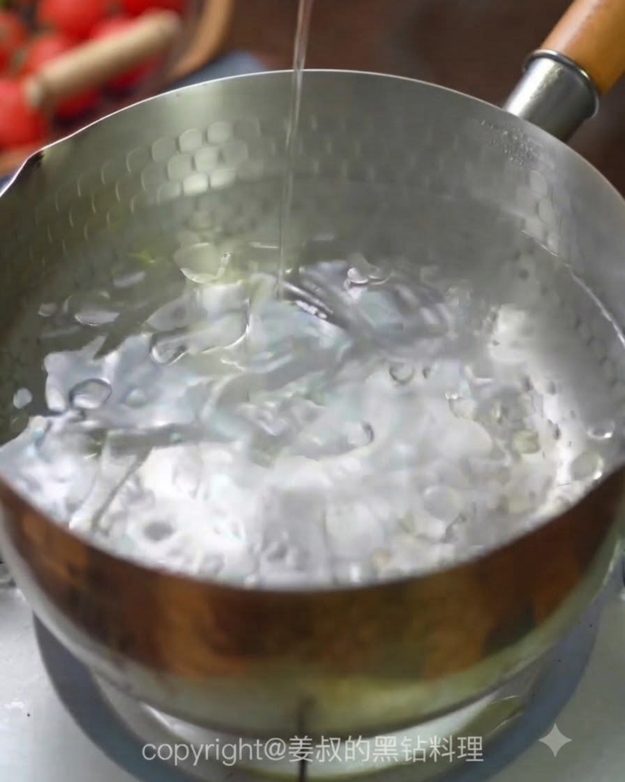 沸騰したお湯の入った鍋にスパゲティの麺が投入されているところ。
