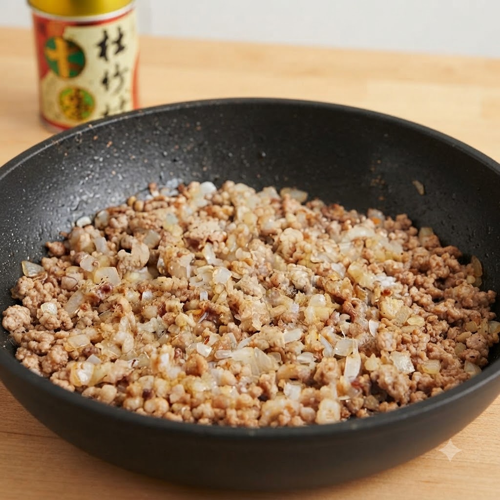 炒めた豚ひき肉と玉ねぎの入ったフライパンに、さまざまな調味料やスパイスを加えている様子。