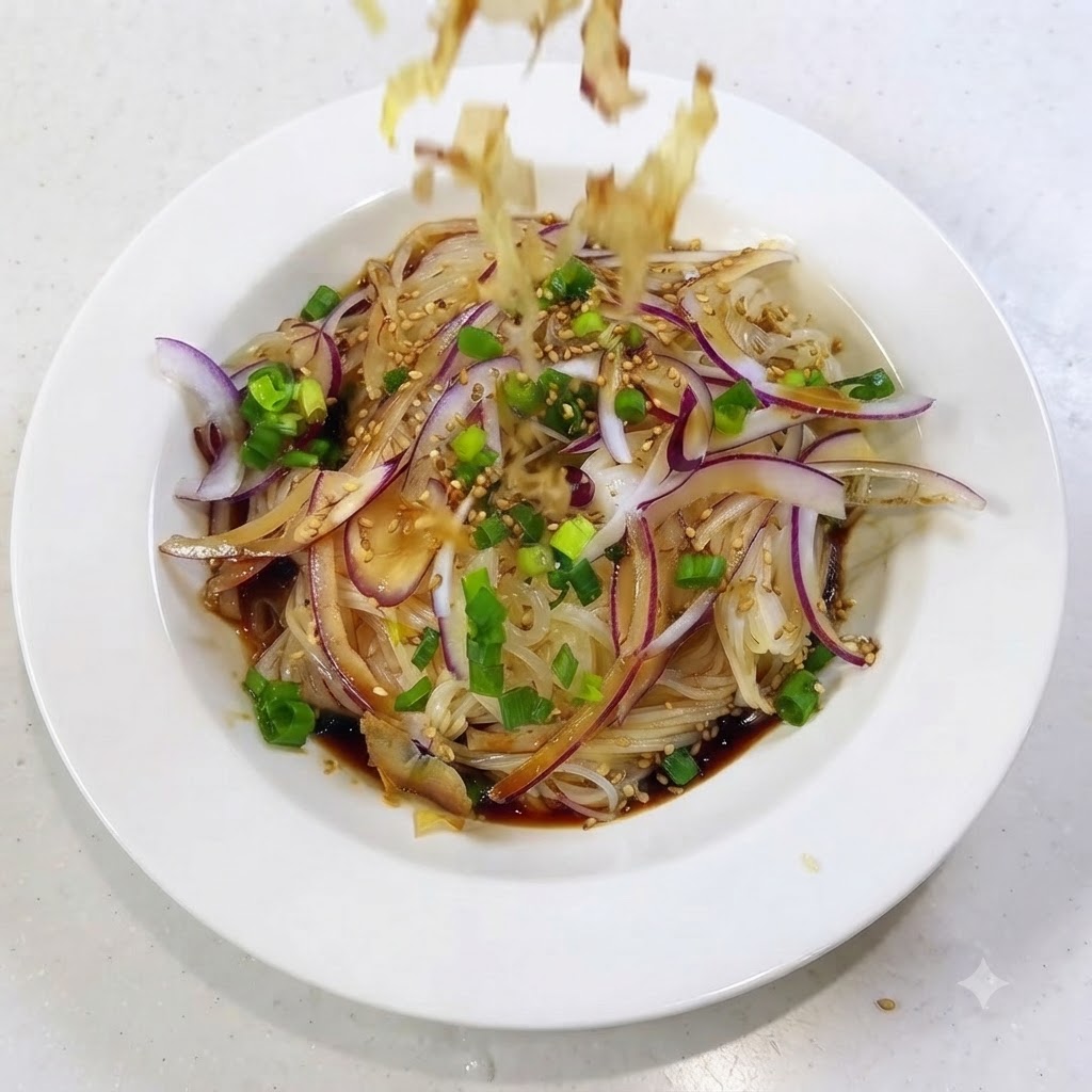 出来上がったそうめんの上に、かつお節をふんわりと散らしている様子。