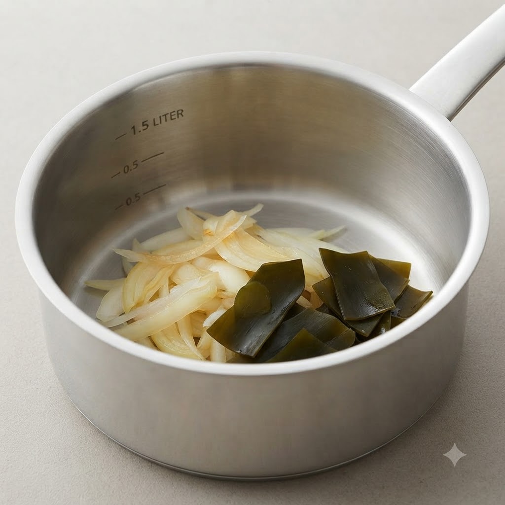 少し柔らかくなった玉ねぎと結び昆布が入った鍋。