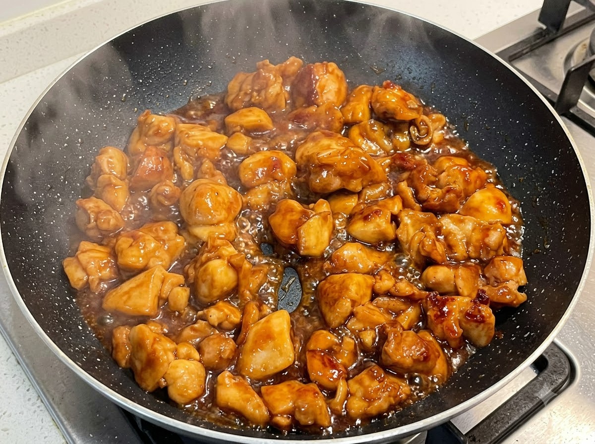 濃厚なタレの中で煮込まれている鶏肉の様子。