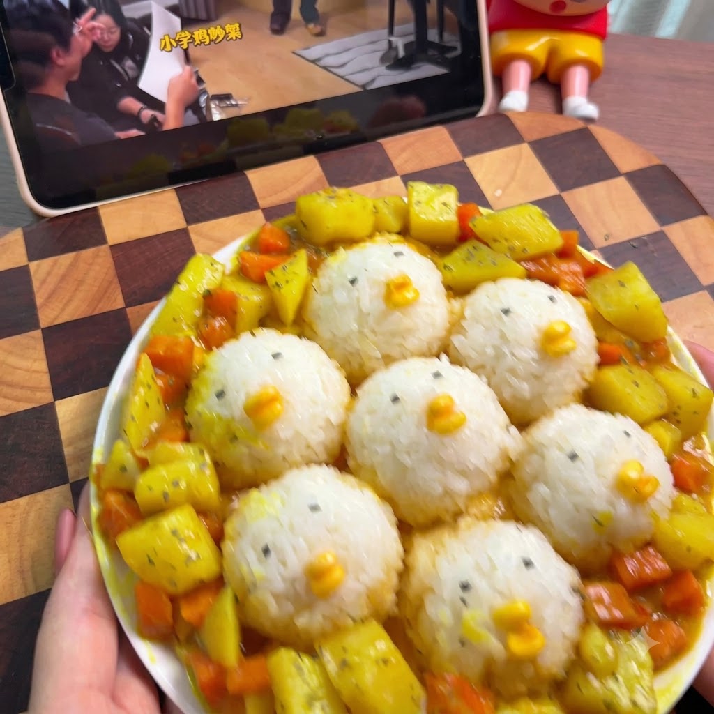 計量カップの中で卵、牛乳、調味料を一緒に混ぜ合わせている様子。