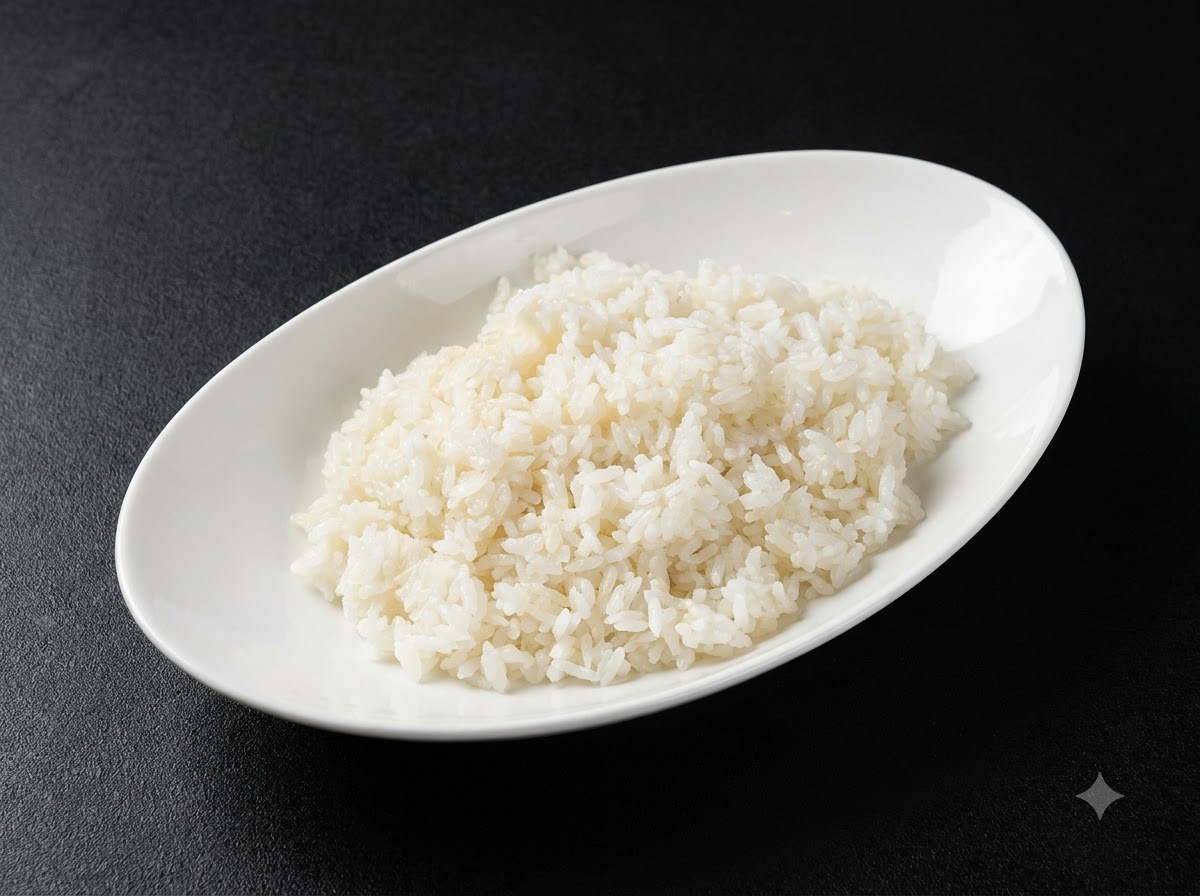調理台の上で、豚カツに片栗粉が均一にコーティングされている様子。