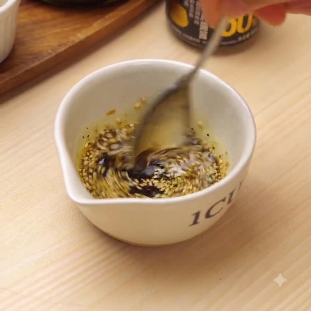 小さな白いボウルの中でドレッシングをスプーンで混ぜている様子。