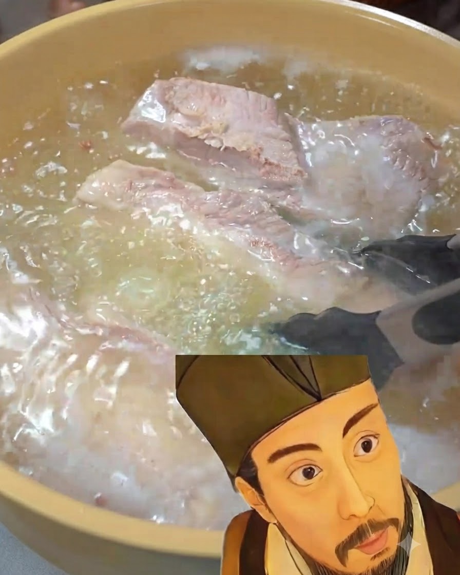 生姜と青ネギを入れた鍋の中で豚バラ肉が茹でられている状態。