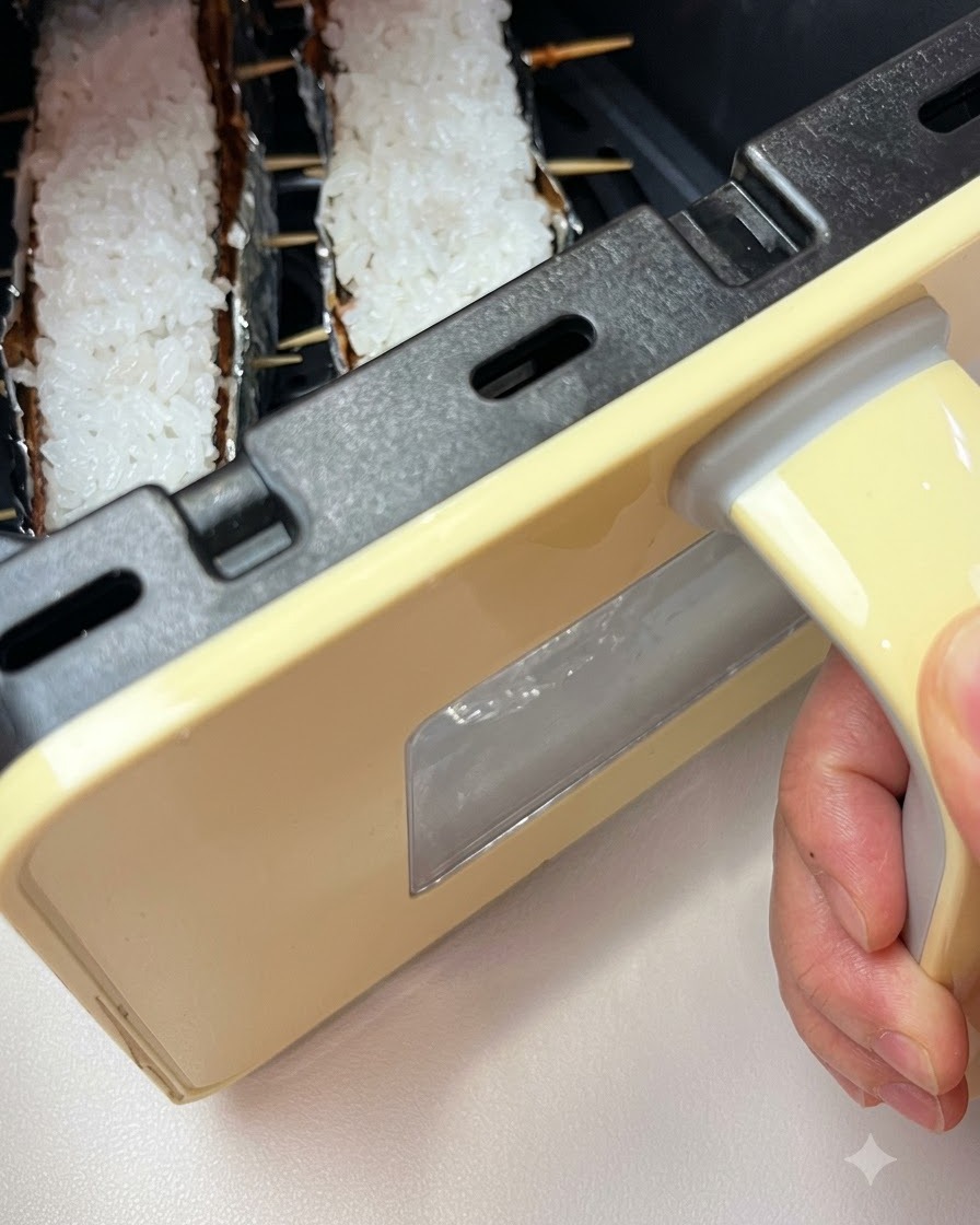 豚の皮の上から、硬くなった焼き塩の層を削り落としている様子