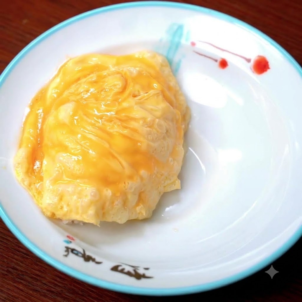 コクのあるカレールーの中で、ブロッコリー、じゃがいも、にんじん、コーンが一緒に煮込まれている様子。