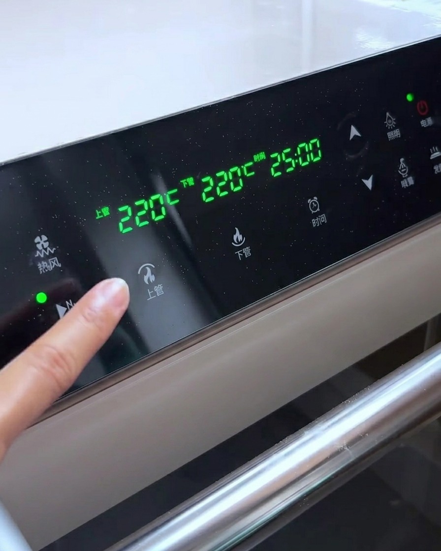 上下の加熱温度が220度に設定されているオーブンのコントロールパネル。