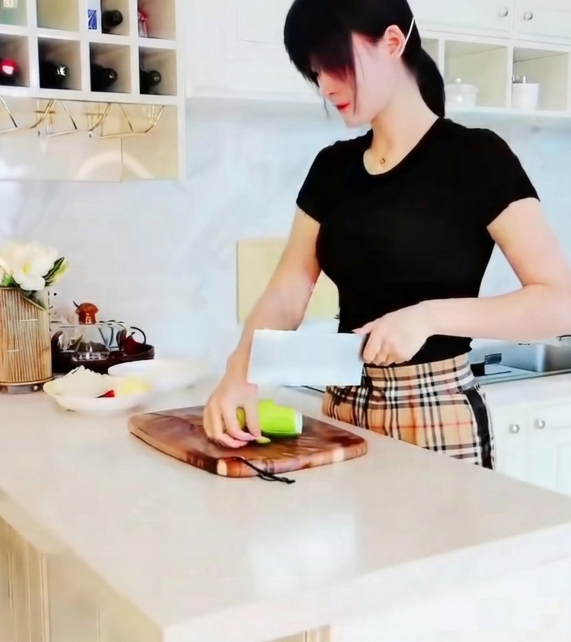 木製のまな板の上で、緑色のズッキーニが小さな三角の形にスライスされているクローズアップ。