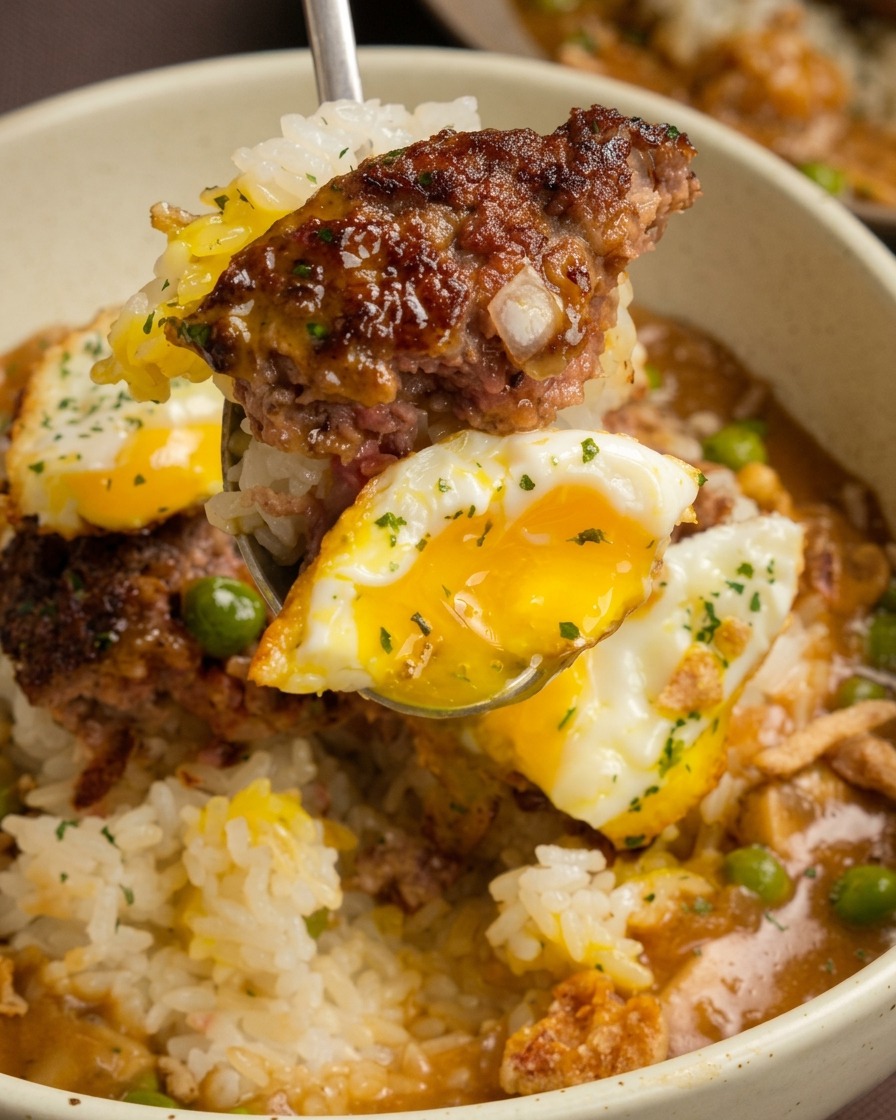 グレイビーを作るために、野菜と小麦粉が入ったフライパンにビーフブロスが注がれている様子。