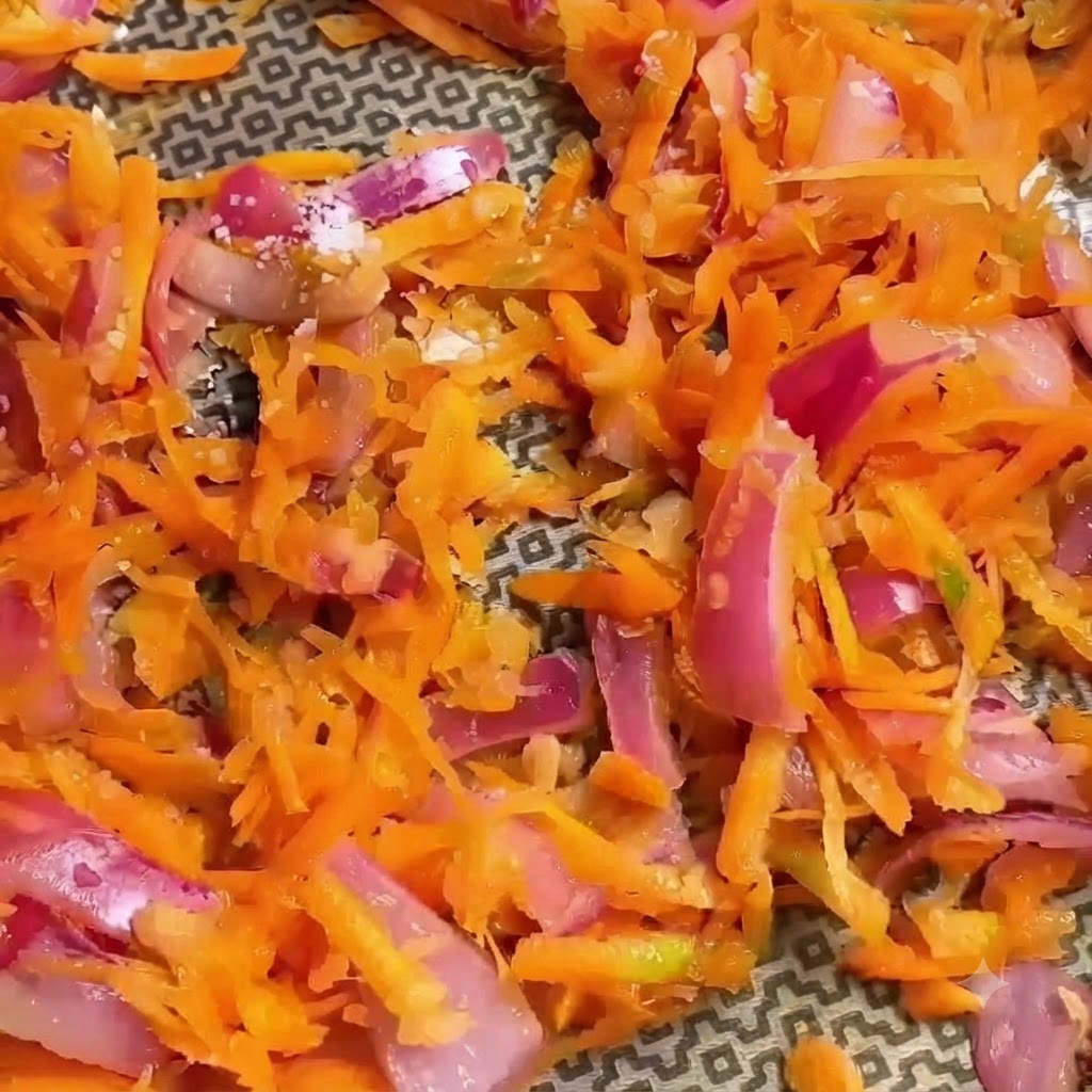 スパイスが振りかけられた千切り野菜のアップ画像