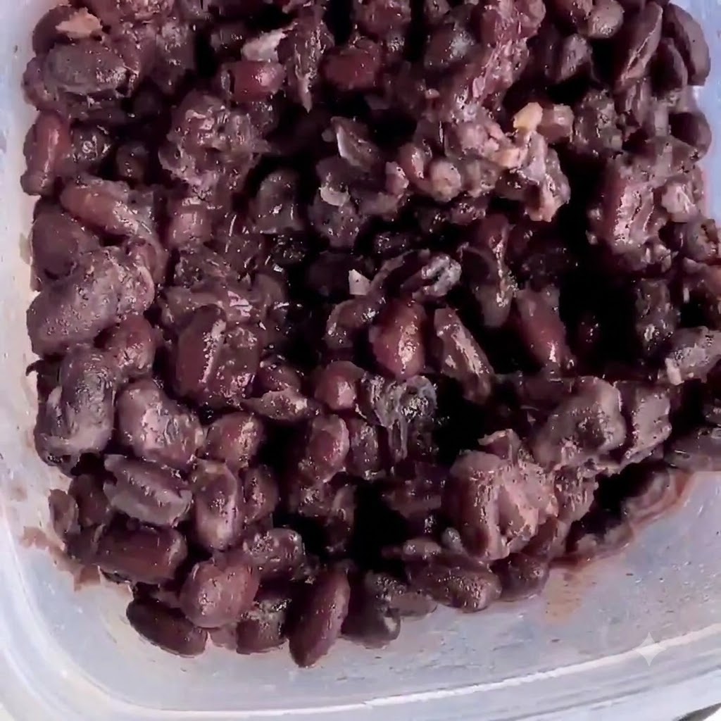 マッシュする準備ができている、プラスチック容器に入った調理済みの黒インゲン豆