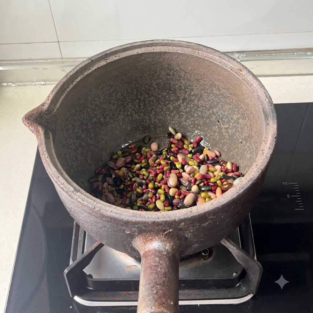 加水后，混合豆静置在砂锅的底部。