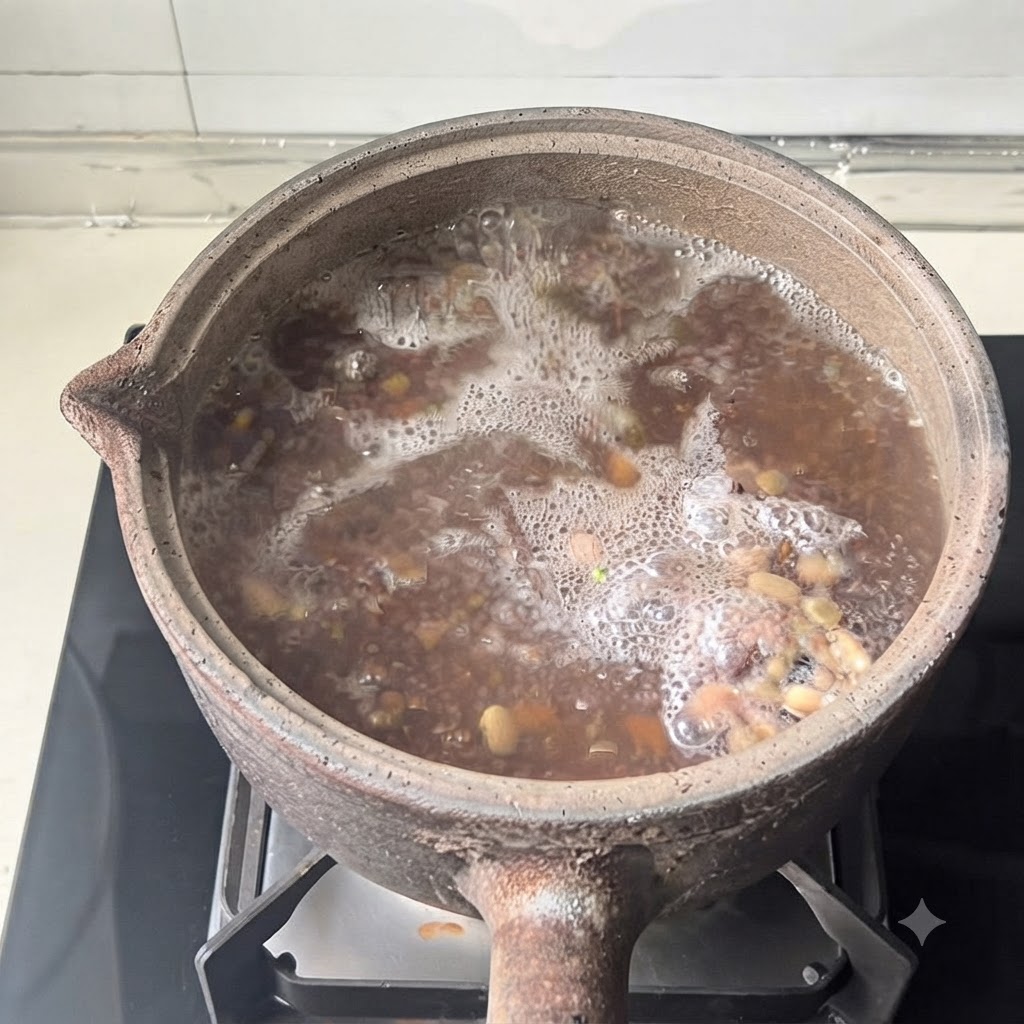 盖着盖子的砂锅在现代炉灶上烹煮。