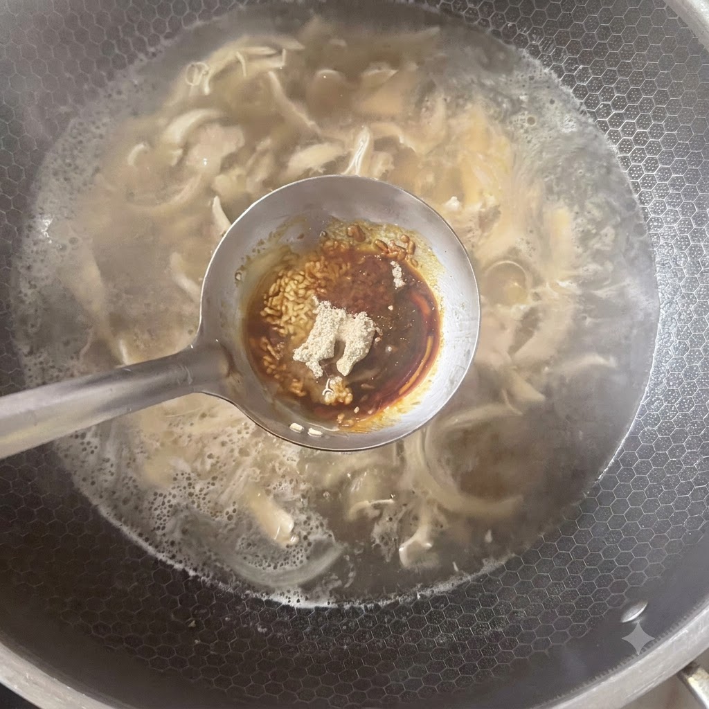 白こしょうパウダーやソースなどの各種調味料を入れたおたまを、煮込んでいるスープの鍋の上に構えている様子。