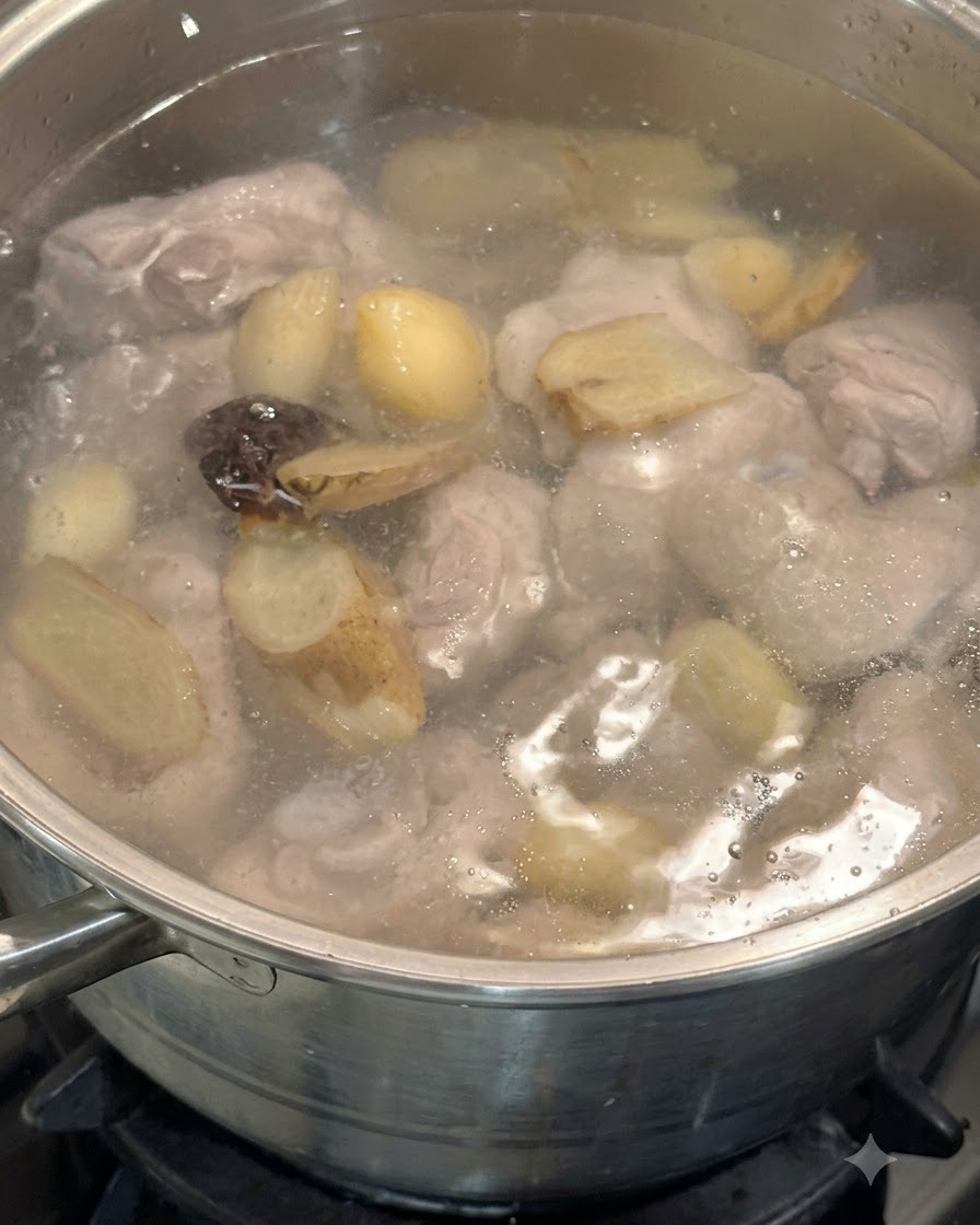鶏肉と香味野菜の入った鍋に、椎茸と椎茸の戻し汁を加えている様子。