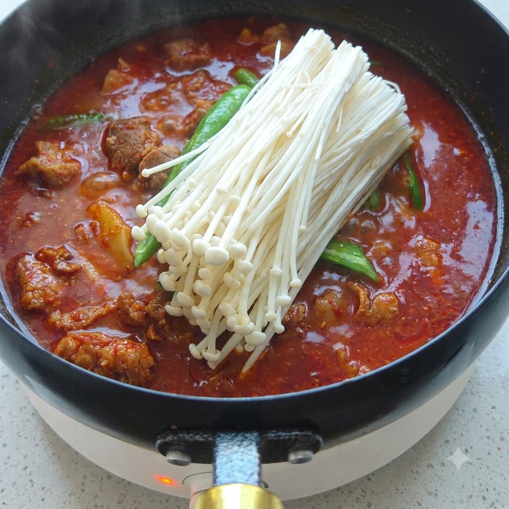 生鸡肉块从玻璃碗中倒入烧热倒油的炒锅内。