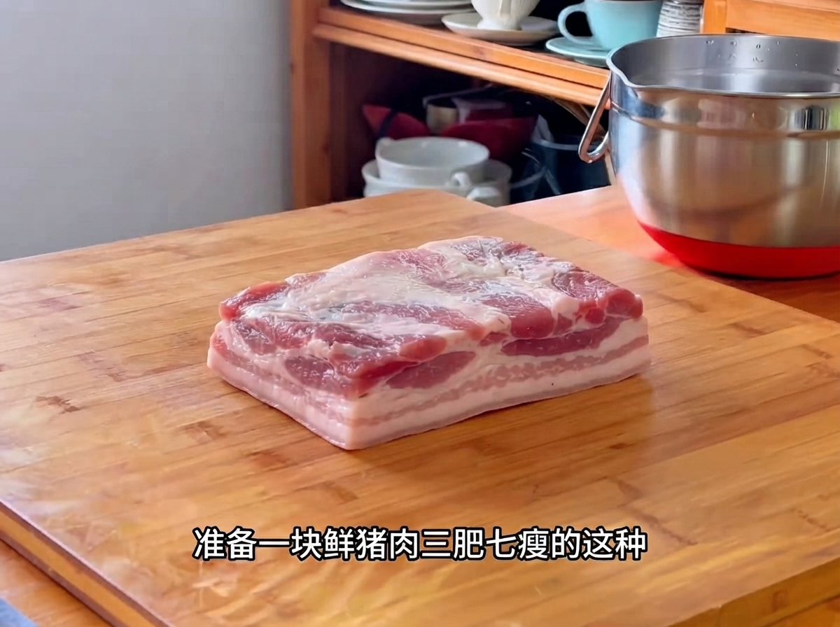 まな板の上に置かれた、下準備前の新鮮な豚肉の塊。