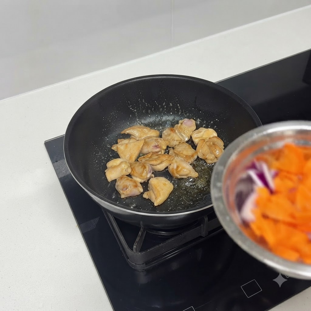 スキレットの中で鶏肉のピースがきれいに焼き色を帯びている様子。