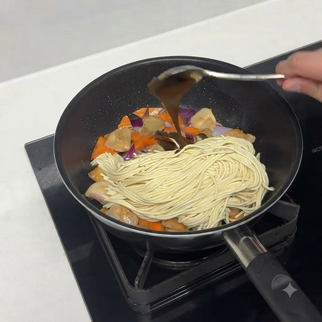 フライパンの具材にカレーペーストまたはカレールーが加えられている様子。