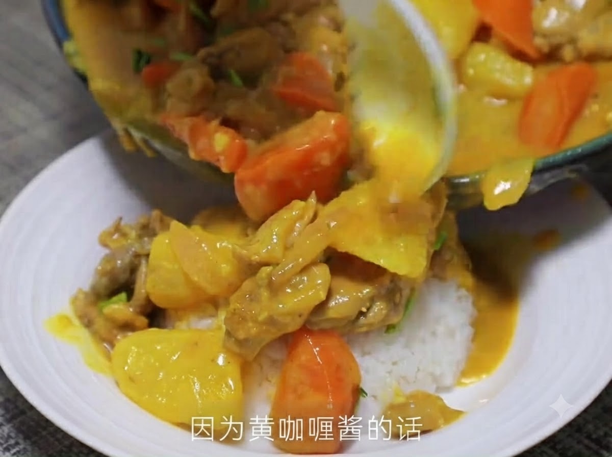 フライパンに加えられて炒められているタイ風イエローカレーペースト。