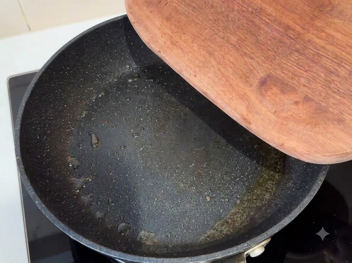 スライスした赤玉ねぎ、にんにく、乾燥赤唐辛子がフライパンで炒められている様子。