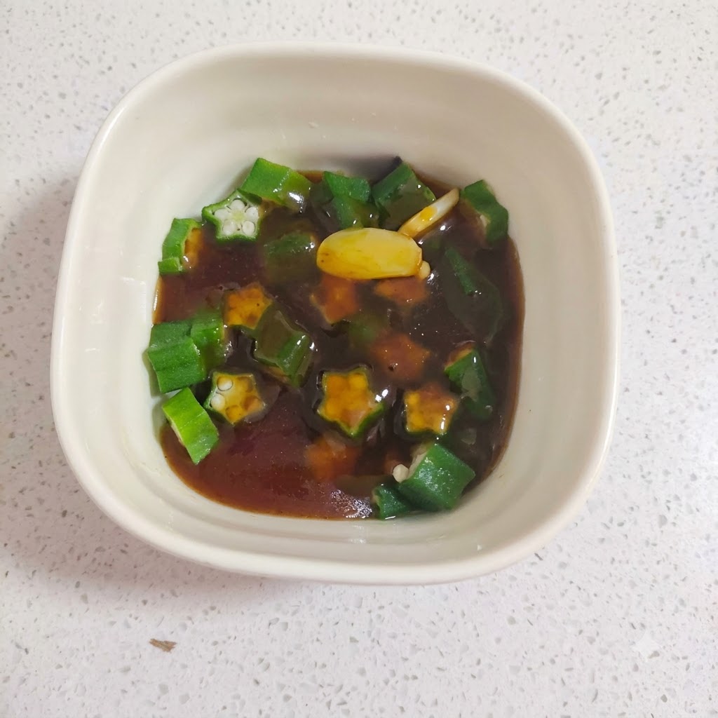 熱湯の入った鍋で茹でられているオクラ