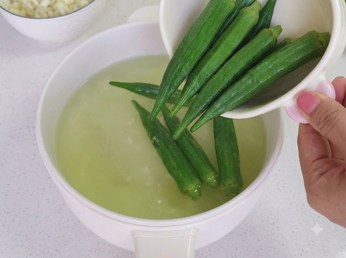 木のまな板の上で小さく切り分けられている茹でオクラ