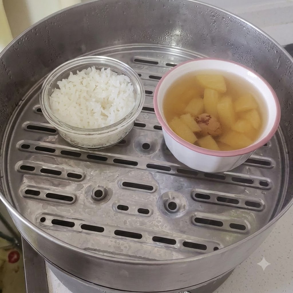 お椀の中で炊き立てのご飯と茹でオクラが箸で混ぜ合わせられている様子