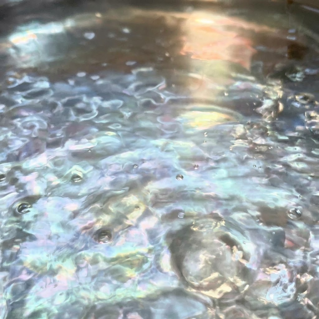 激しく沸騰する水を入れた鍋で塩が溶けている様子。