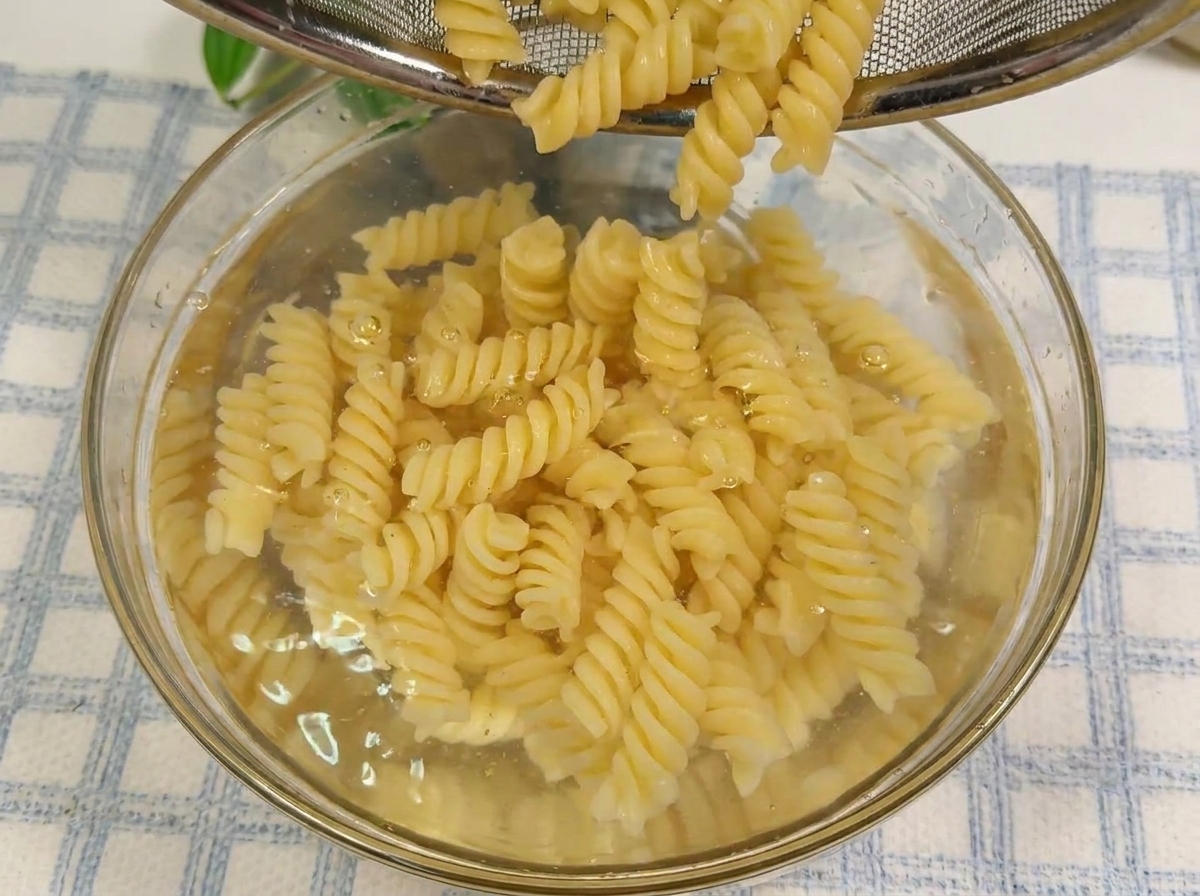 熱したフライパンで下味をつけた牛肉の細切りがジューシーに炒められている様子。