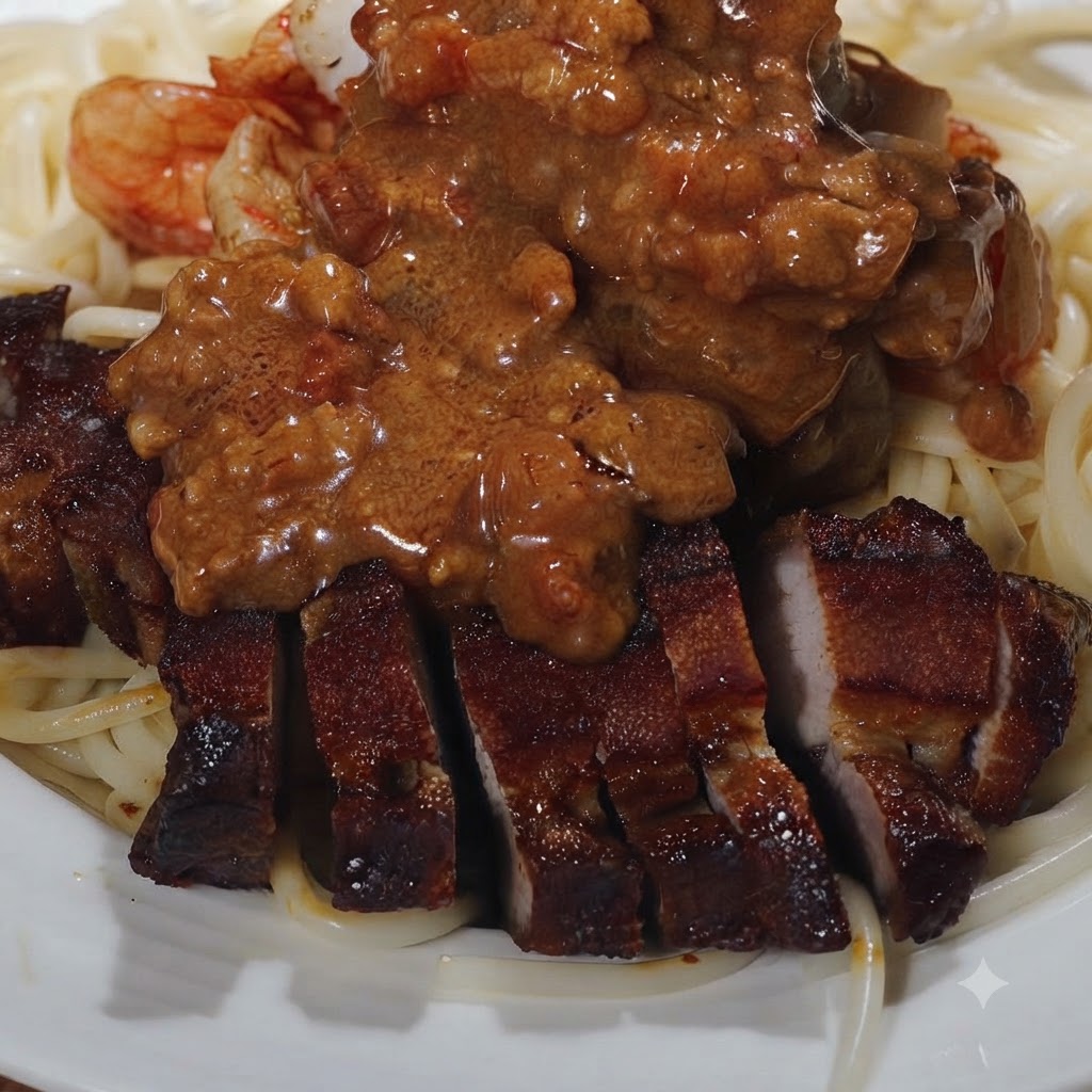 皿に盛られたパスタ、エビ、豚バラ肉の上から、とろみのある濃厚なトマトミートソースをお玉でたっぷりとかけている様子。