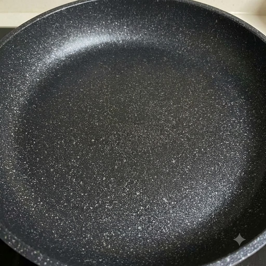 スライスした玉ねぎとピーマンをフライパンで炒めている様子
