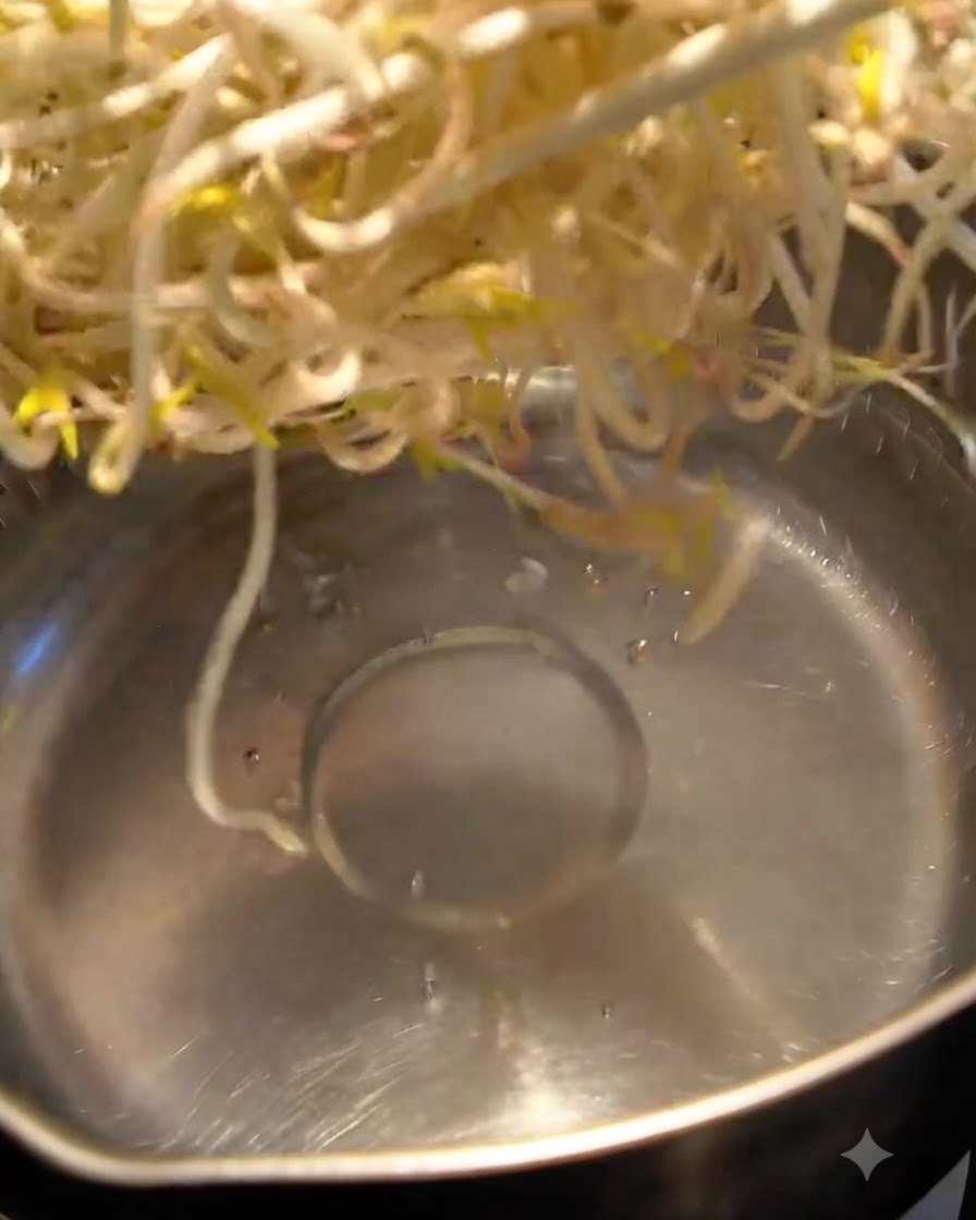 鍋の沸騰したお湯でもやしを茹でている様子。