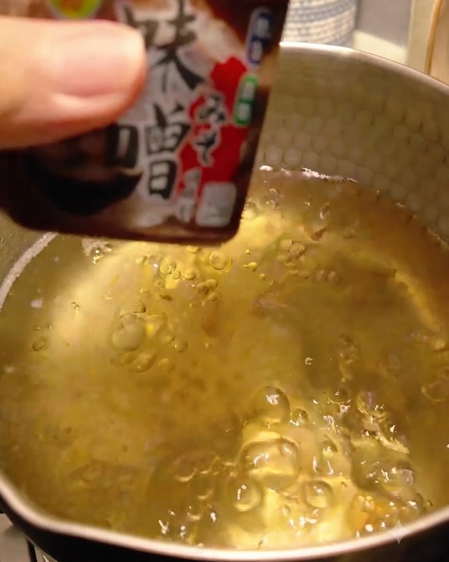出汁スープに味噌ペーストを加えて溶かしている様子。