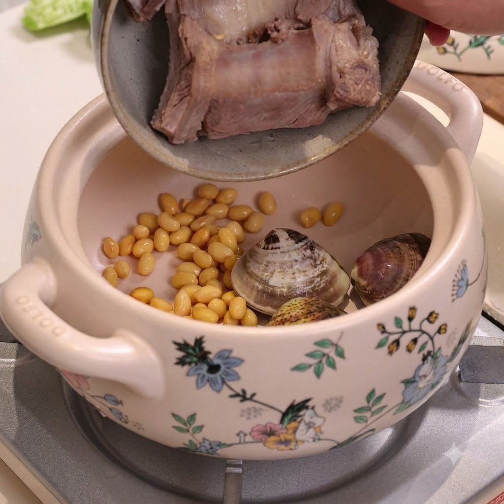 焯好水的排骨正倒入装有黄豆和蛤蜊的白色陶瓷炖锅中。