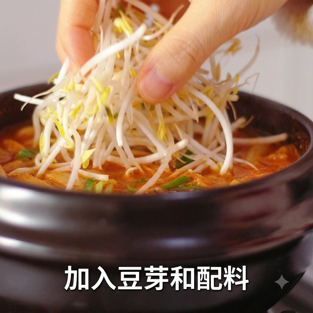 グツグツと煮える赤いスープの上に、新鮮なもやしがパラパラとかけられている様子。