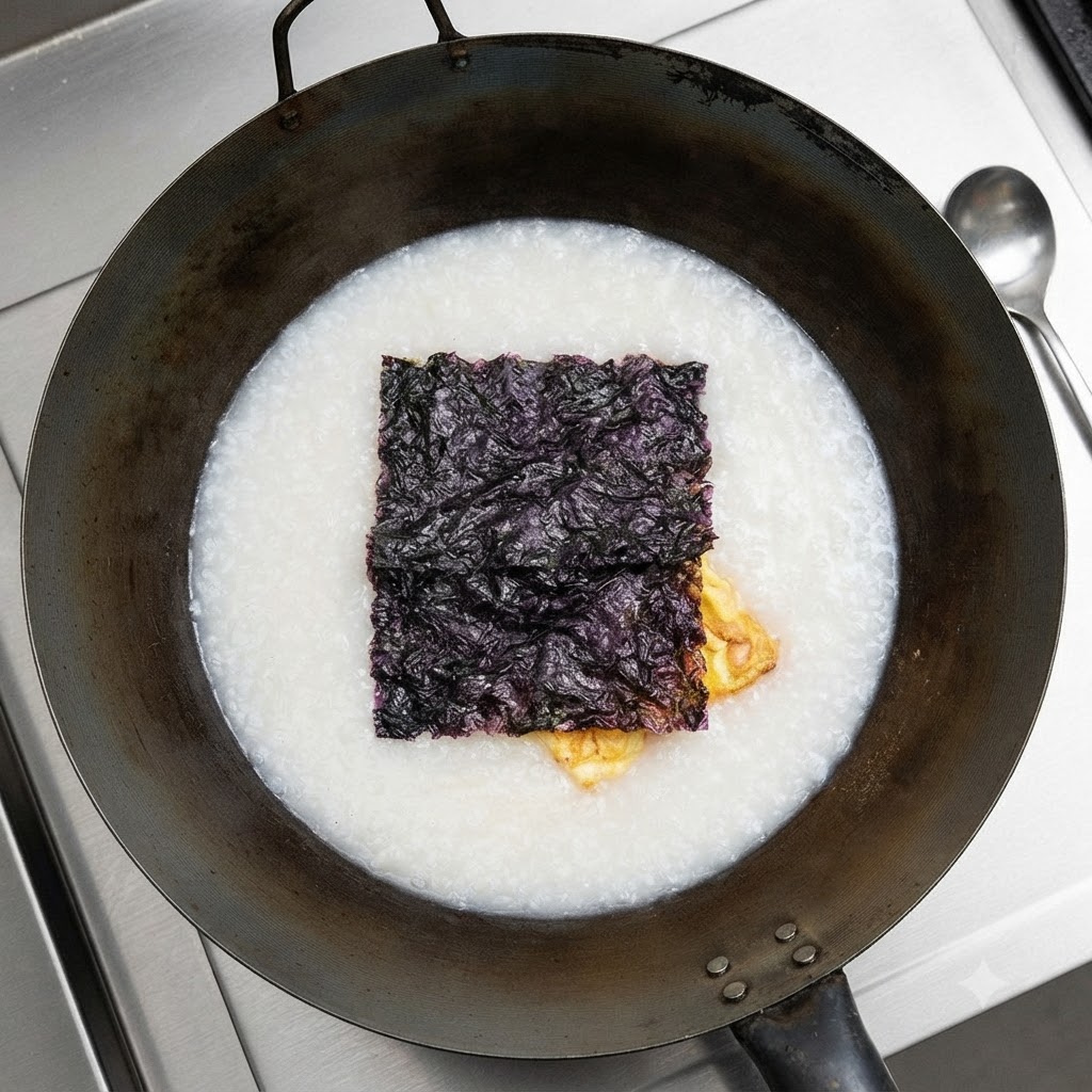 中華鍋の中の白いスープの表面に乾燥海藻が浮かんでいるところ。