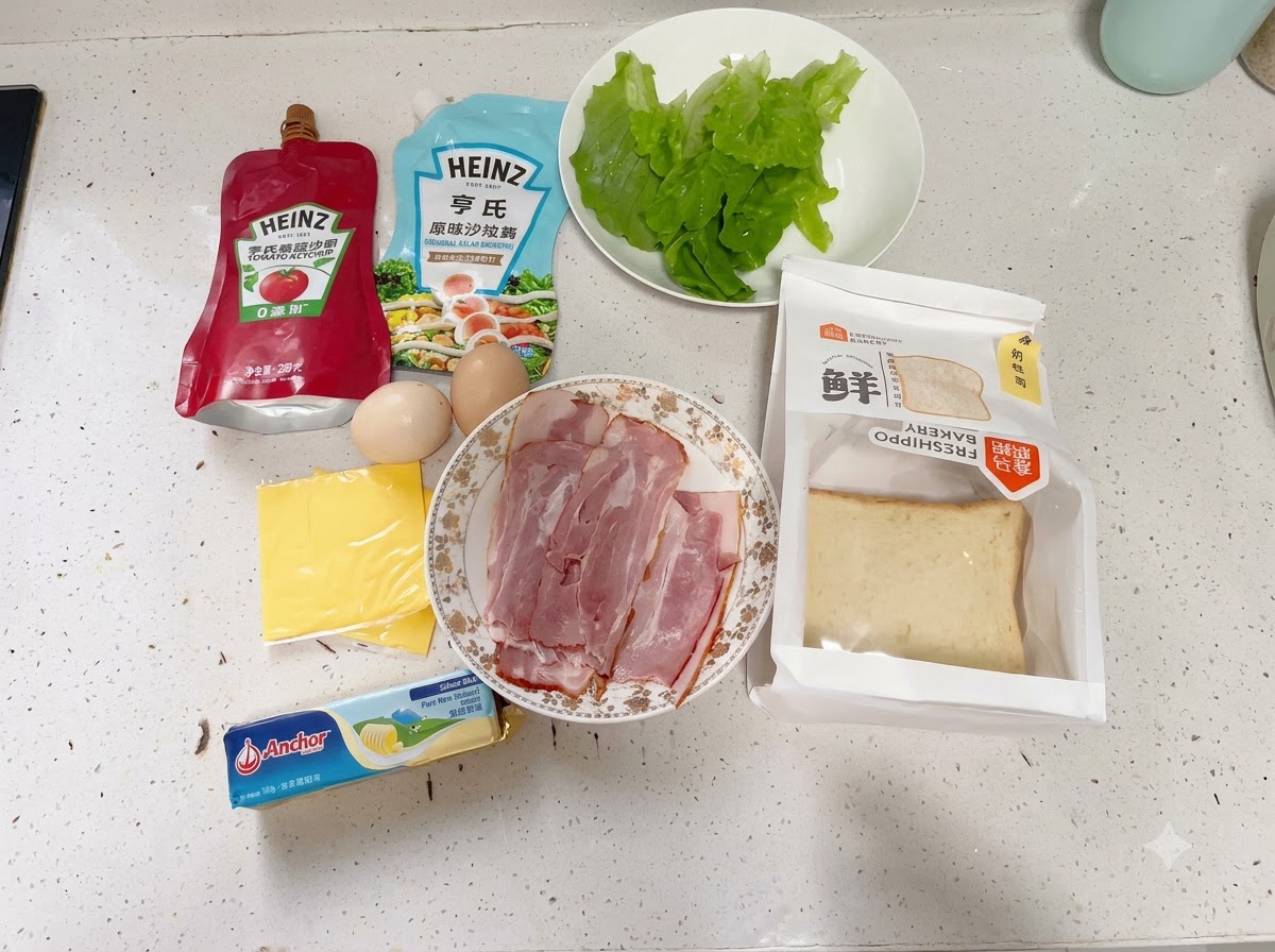 キッチンのカウンターに綺麗に並べられたサンドイッチの材料一式。
