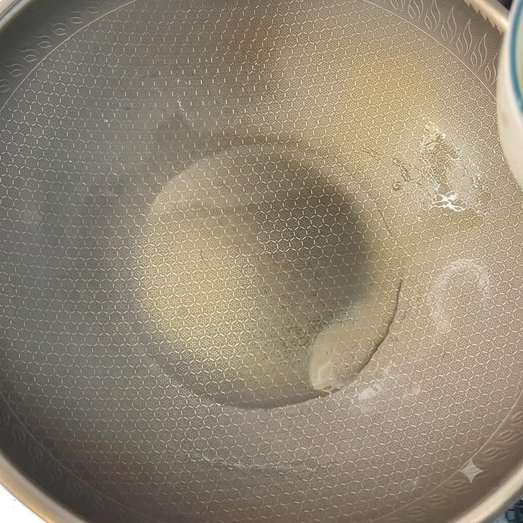 熱した中華鍋の中で、箸を使って炒り卵を作っている様子。